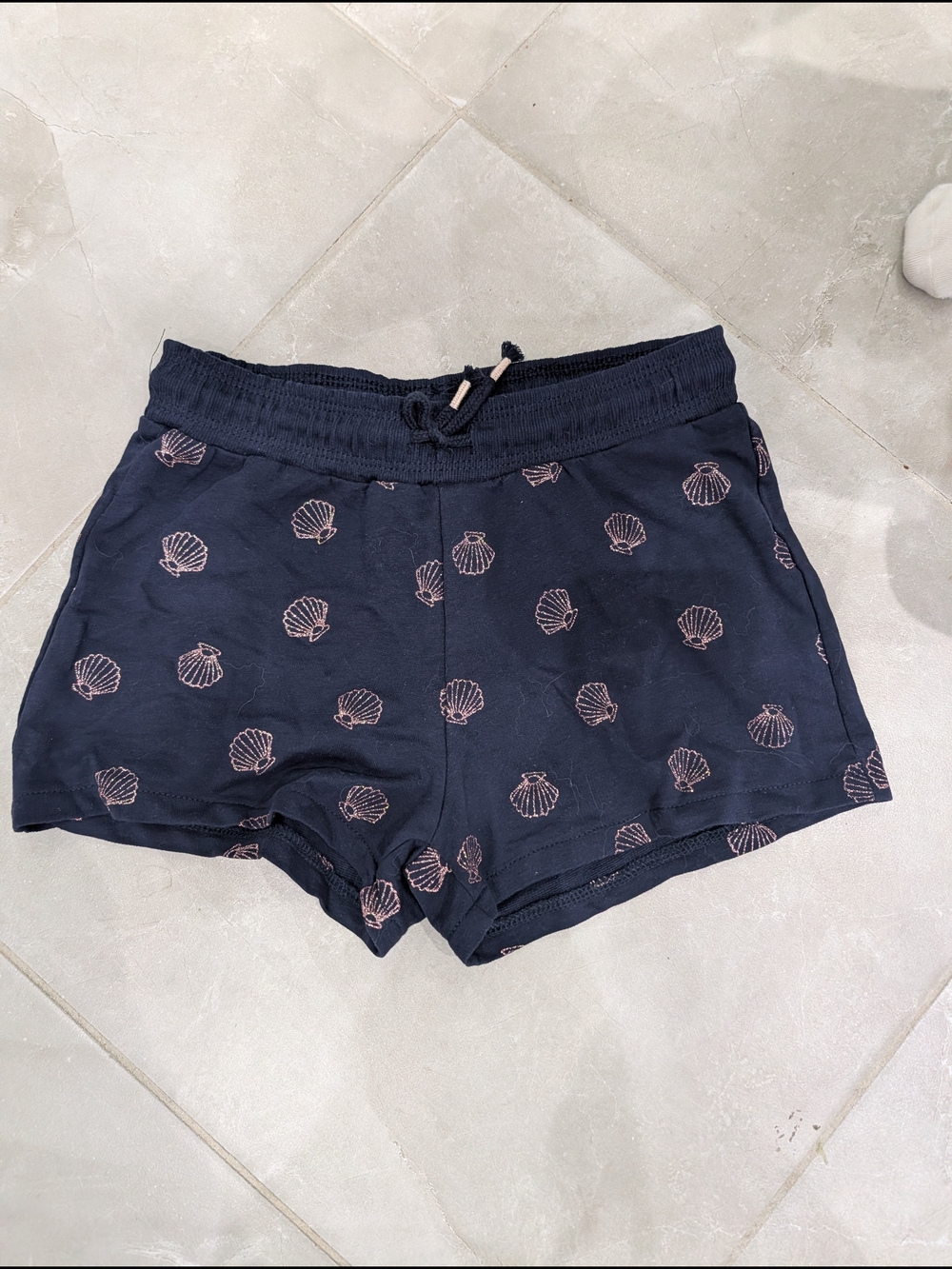 5/$35 H&M Navy Seashell Print Shorts – Size 8–9Y (US 8 / EUR 134)
